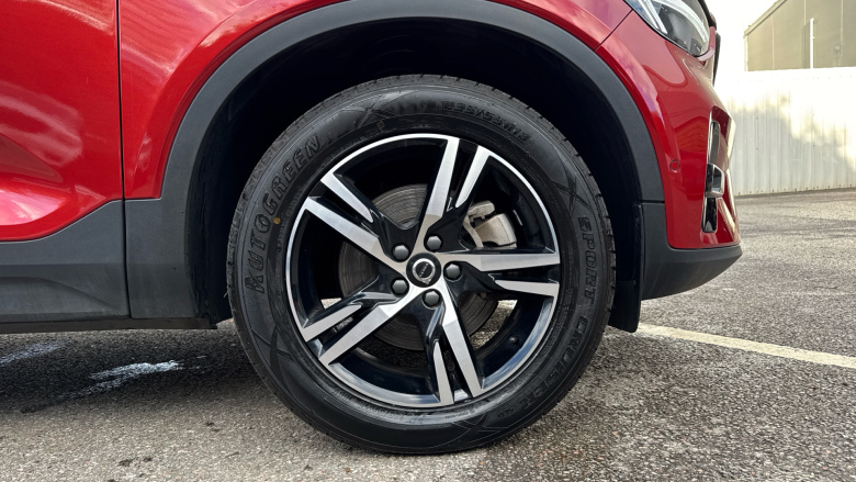 Volvo XC40 2.0 B4P Plus Dark 5dr Auto Petrol Estate